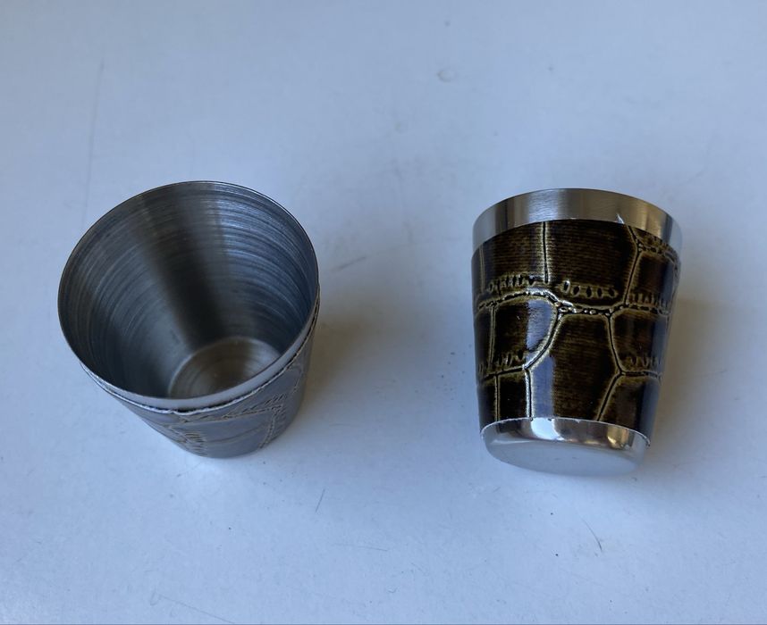 Garrafa de bolso, 2 copos de shot, funil e saca-rolhas