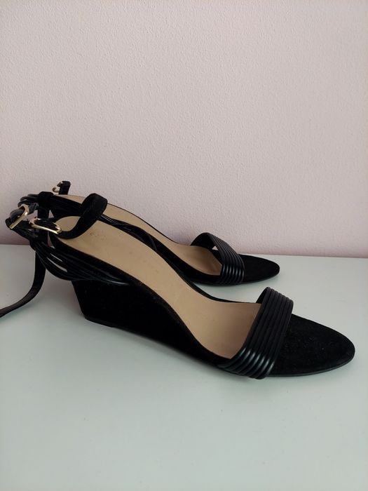 Czarne sandałki na koturnie Charles keith 36