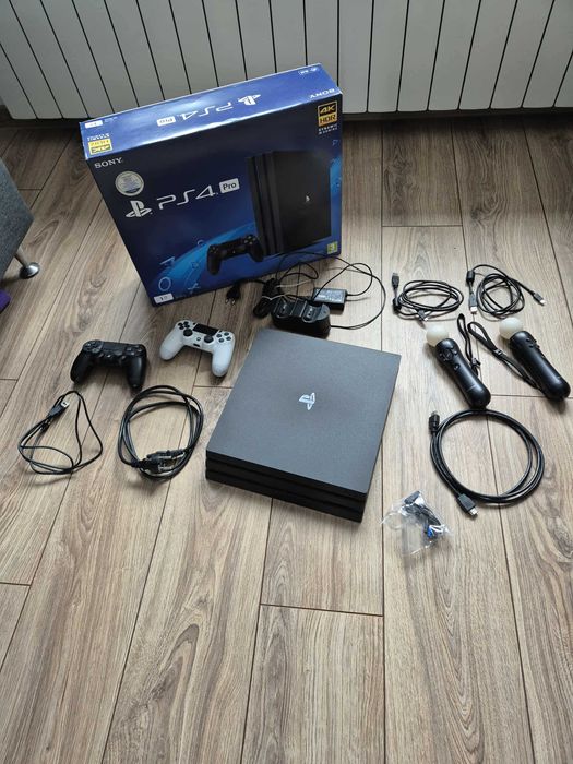 PlayStation 4 Pro 1Tb + 2 Pady ze stacją ładującą + 2x Move