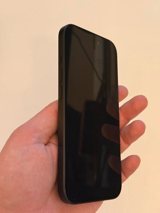 iPhone 15 Preto (base, não Pro - ainda com iOS 18)
