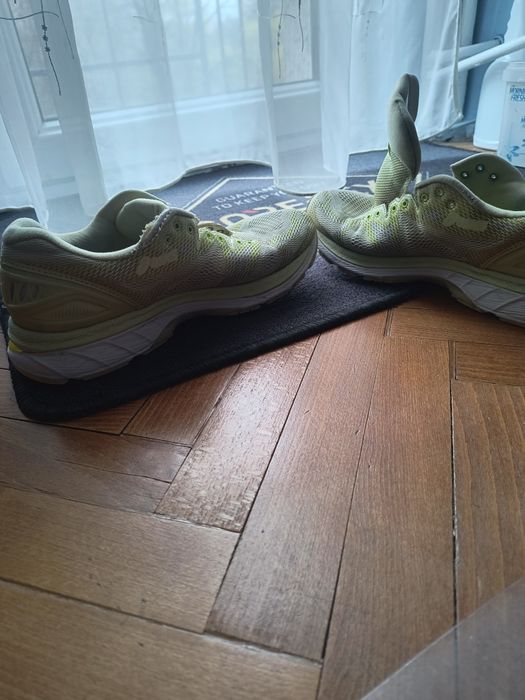 Buty Asics Nimbus 20 roz 42  (26 cm)