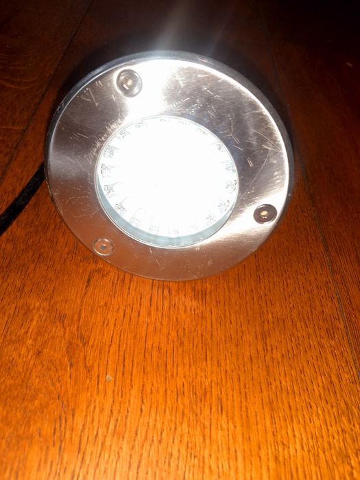 Lampa  montowana w kostkę brukową.