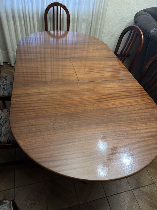 Mesa e cadeiras para 6 pessoas