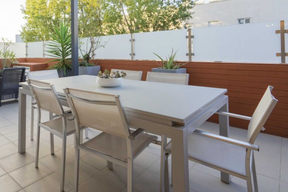Conjunto de Mesa de Alumínio e Vidro da NATERIAL + 6 Cadeiras