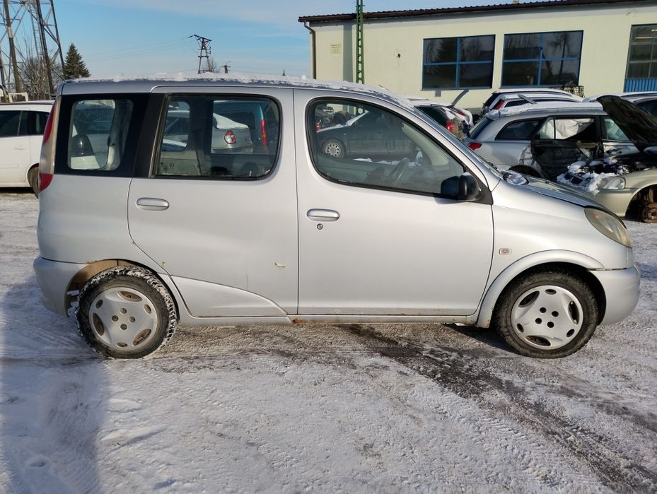 Toyota Yaris ,2000r. 1.3 Pb - na części.