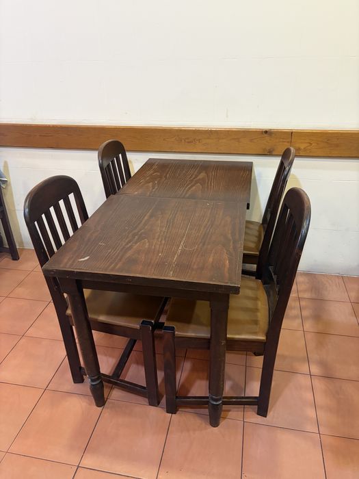 15 mesas, cada uma 20€, mesa + 2 cadeiras 30€