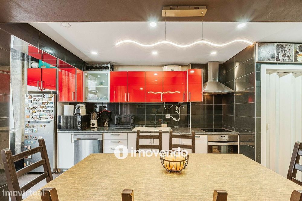 Apartamento T3+1, com áreas generosas, no Laranjeiro
