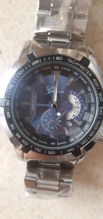 Кварцивые наручные часы.