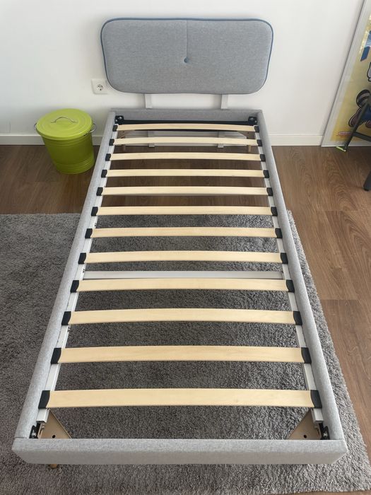 Cama de solteiro como nova com estrado + oferta de colchão)