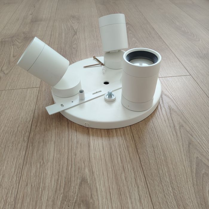 Lampa biała z trzema punktami światła