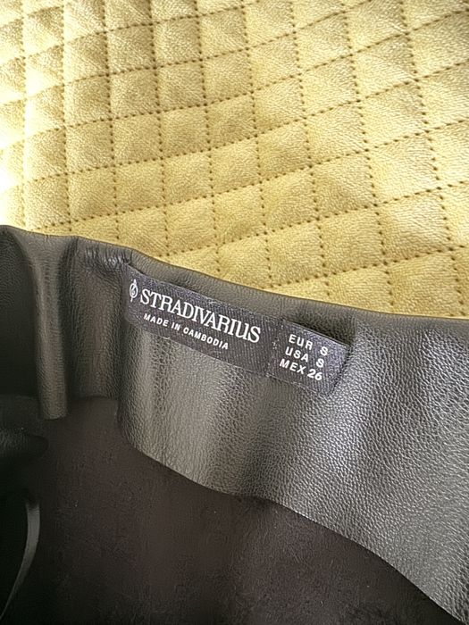 Długa sukienka z eko skory Stradivarius