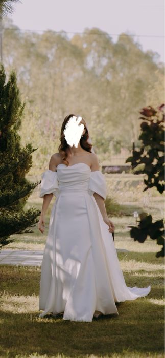 Suknia ślubna rybka z trenem i bufkami gładka satyna