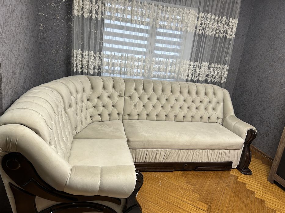 Продам  кутовий диван у вітальню , у хорошому збереженому стані .