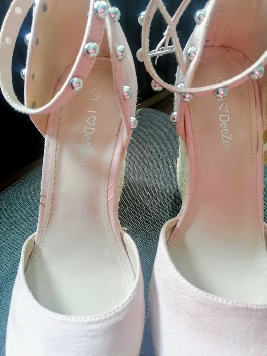 Sprzedam piękne i bardzo wygodne sandały na koturnie marki DeeZee