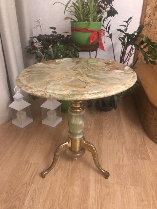 Столик журнальный из оникса,ножка комбенированная (латкнь+оникс),высо5