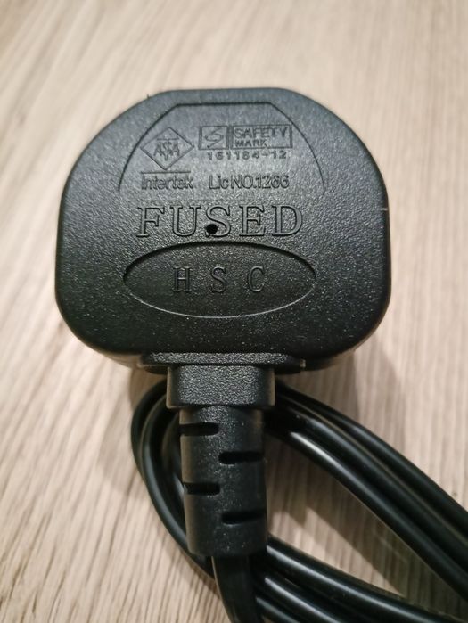 Kabel zasilający. Angielska wtyczką.