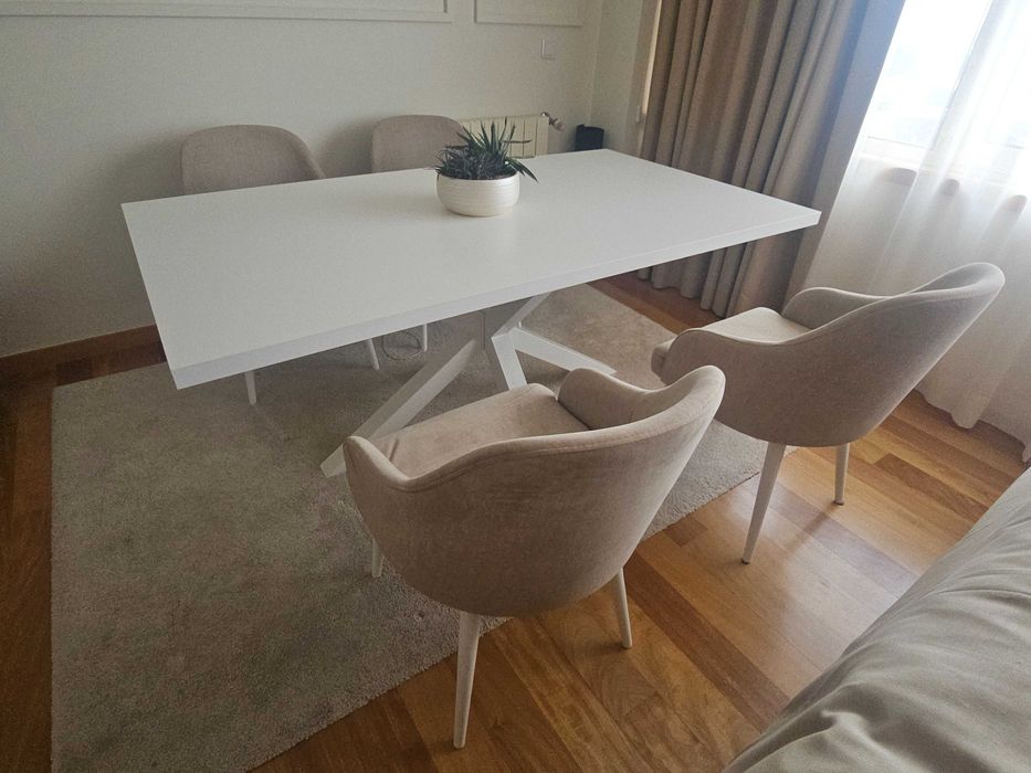Mesa rectangular elegante, robusta e durável com quatro cadeiras.