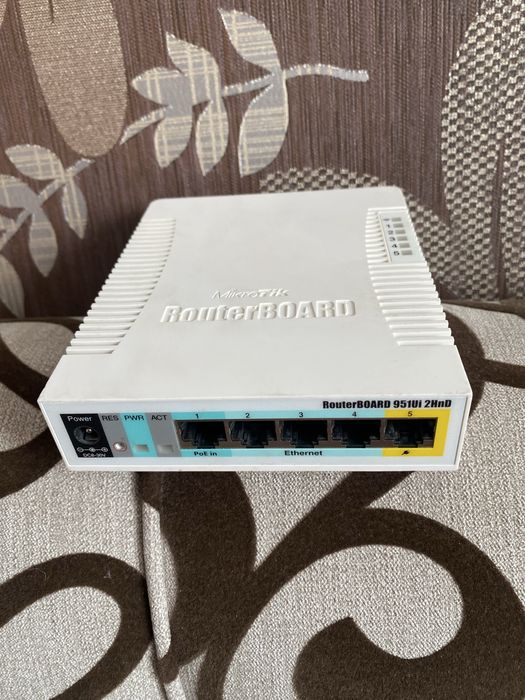 MikroTik RB951Ui-2HnD – Wi-Fi роутер,Робочий , 3порт битий .