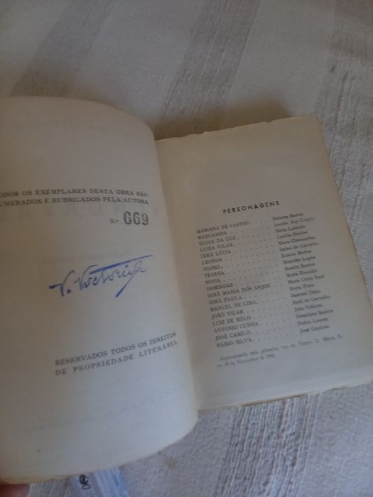 Livro de teatro de Virgínia Victorino primeira edição Alcobaça