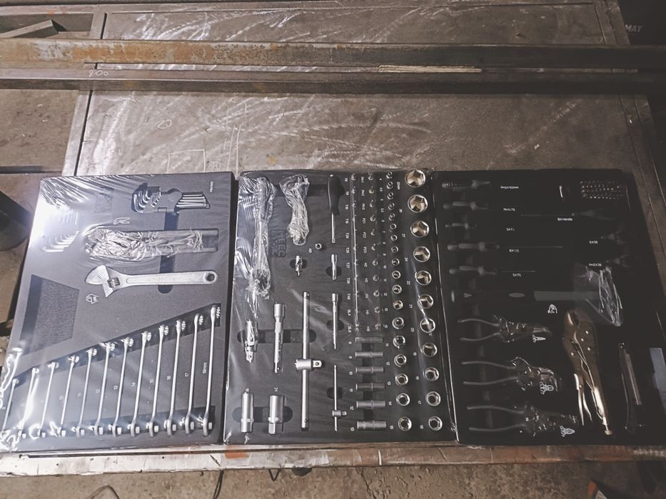 Zestaw narzędzi klucze nasadowe płaskie śrubokręty 160elem. wkłady do