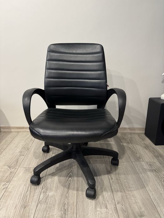 Fotel obrotowy na kółkach firmy vox