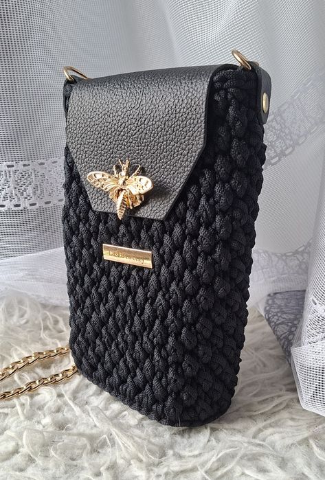 Torebka handmade etui na telefon czarne pszczoła łańcuszek złoty