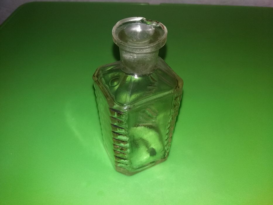 Старинная аптечная бутылка.
