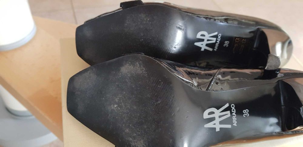 #buty. Czarne czółenka na obcasie, odslonięte palce.