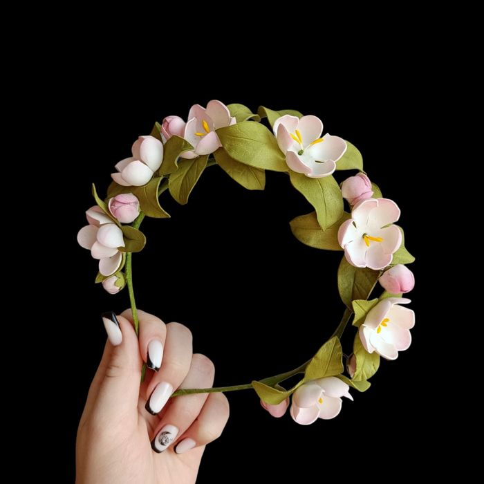 Обруч з квітами на свято весни.Підсніжник,бузок,яблуневий цвіт...