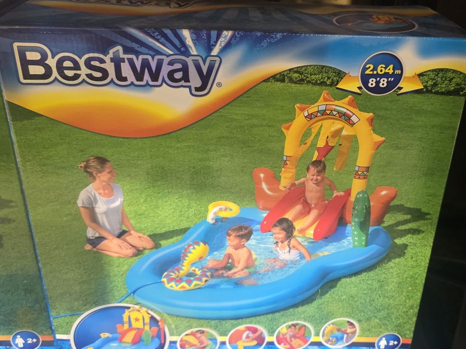 Várias piscinas de criança e brinquedos