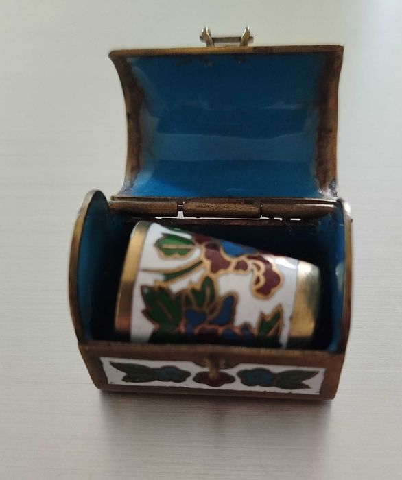 Antiga e curiosa Caixinha com Dedal, metal "Cloisonné"