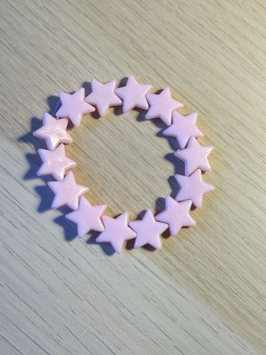 Zestaw trzech bransoletek w jasnych kolorach