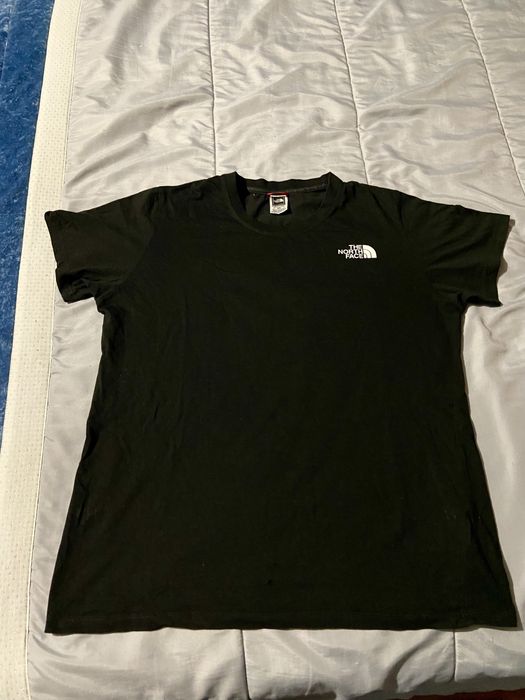 T-Shirt The North Face preta