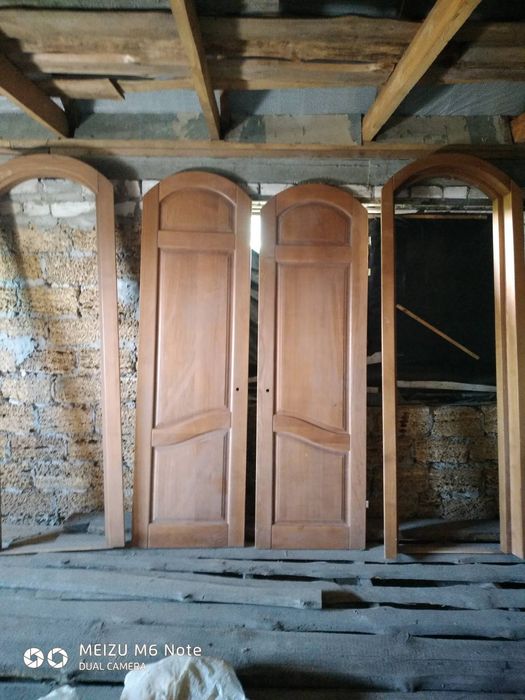 Деревянная дверь