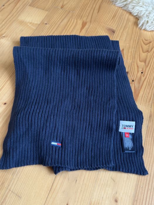темно-синій ребристий шарф бренду Tommy Jeans