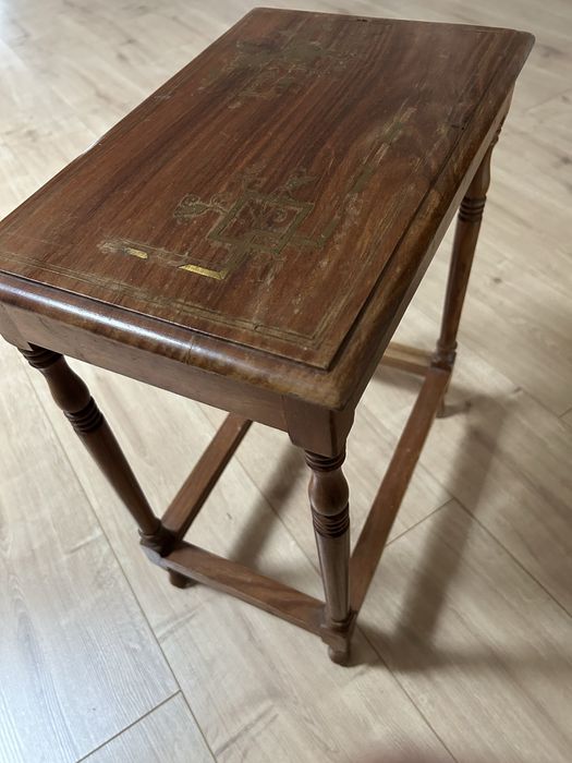 Unikatowy stolik pomocniczy Mid-Century – lite drewno, ręczna inkrustacja mosiądzem