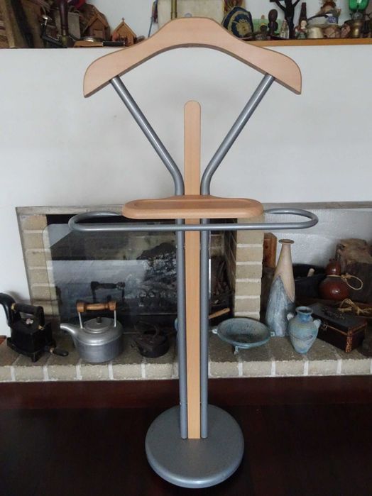 Cabide de Quarto em Madeira com Estrutura em Metal