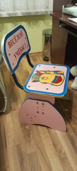 Письмовий стіл рожевий