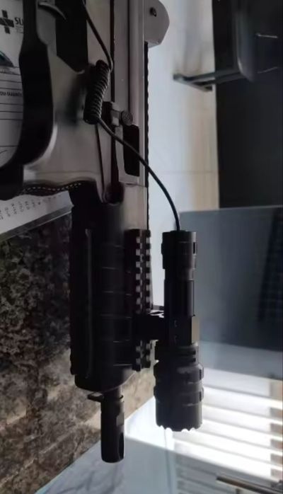 Ліхтар тактичний на зброю