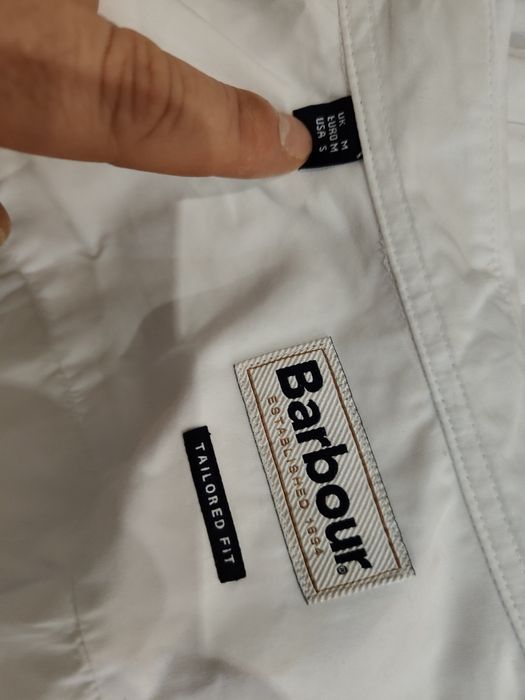 Biała koszula marki Barbour