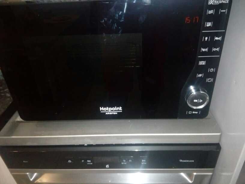 Micro-ondas  preto Brilhante. hotpoin " Promoção"t