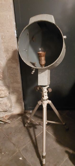 candeeiro  design industrial  vintage com tripé
