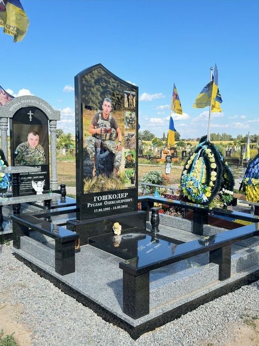 Гранитний памятник на могилу