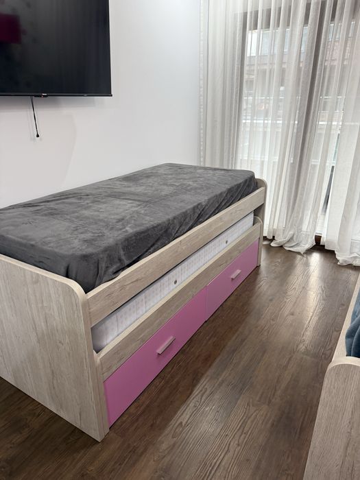 Vendo quarto completo com 2 camas duplas +gavetas, que podem ser vendidas em separado. Camas novas. Poltrona rosa, candeeiro de pene candeeiro de tect