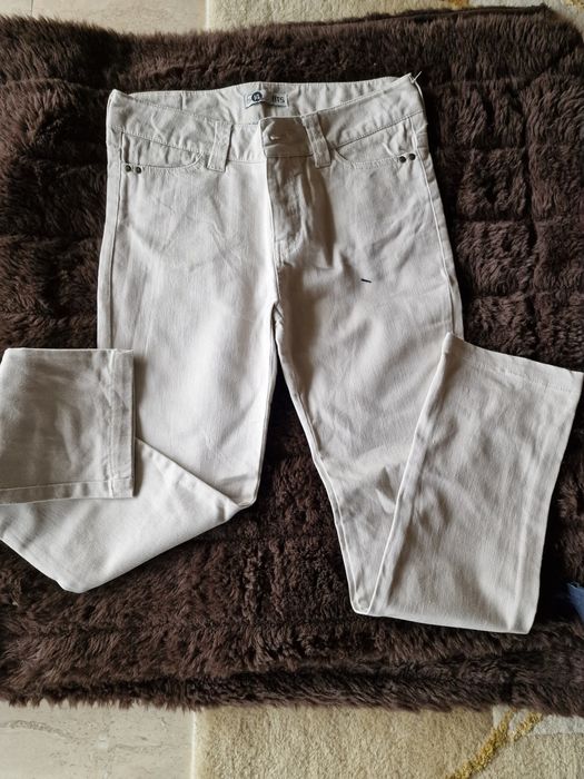 Roupa de criança em muito bom estado