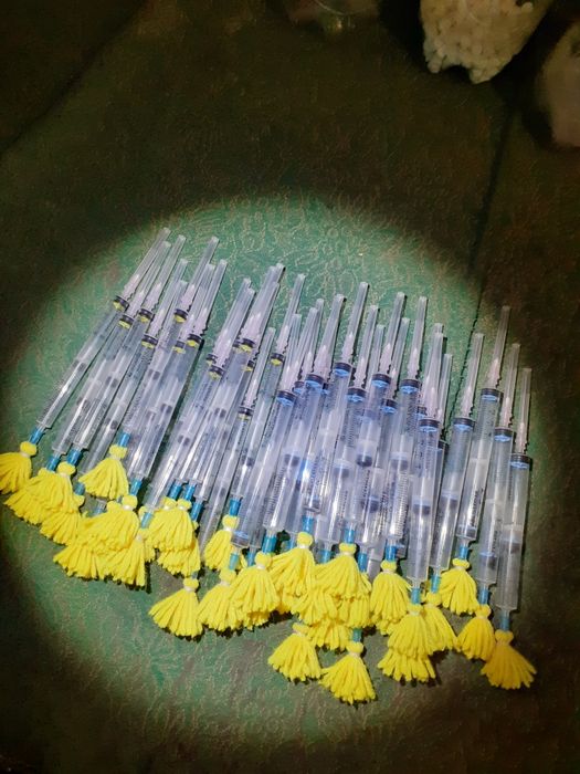 Шприци-дротики для дистанционного введения инъекций животным.