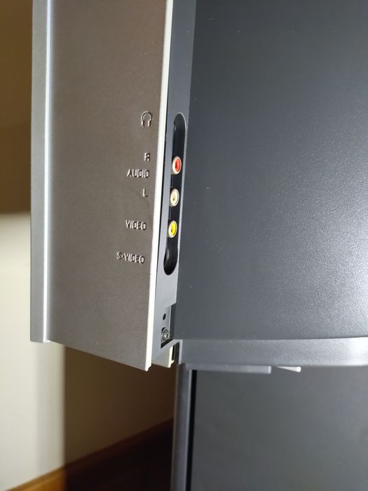 Televisão Philips 32" com móvel oferta filmes