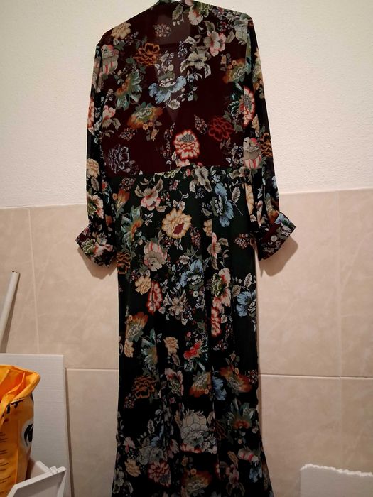 Vestido Zara,com mala.