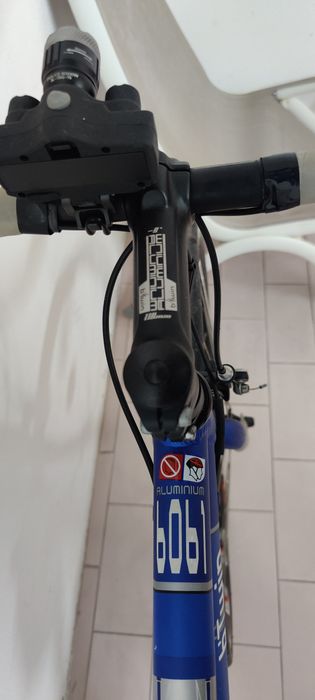 Bicicleta de estrada B Twin completamente nova