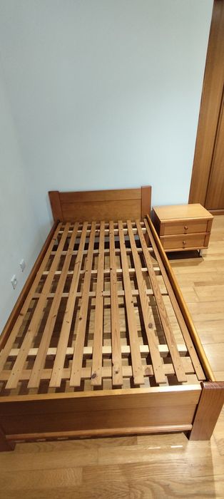 Cama de solteiro com estrado e mesa de cabeceira